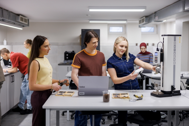 Prompting i optymalizacja systemów AI | Studia I stopnia w Gdyni | Uniwersytet WSB Merito Gdynia: Studenci w magazynie towaroznawczym