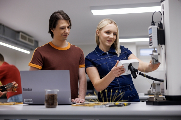 Inżynieria systemów logistycznych | Studia I stopnia w Gdyni | Uniwersytet WSB Merito Gdynia: Studenci w laboratorium towaroznawczym