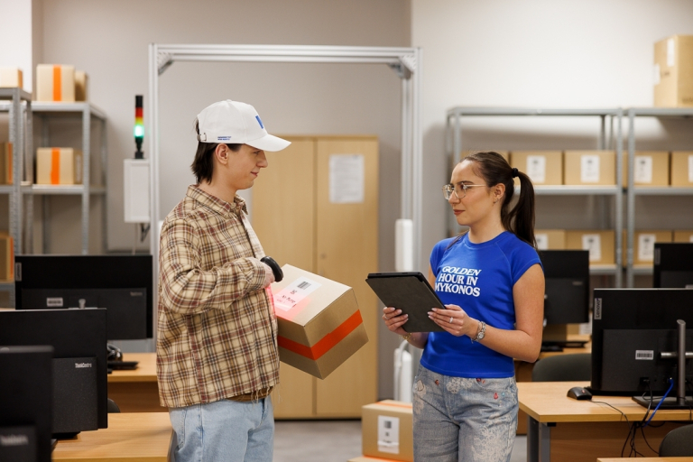 Systemy transportowe | Studia I stopnia w Gdyni | Uniwersytet WSB Merito Gdynia: Studenci w magazynie z kartonami