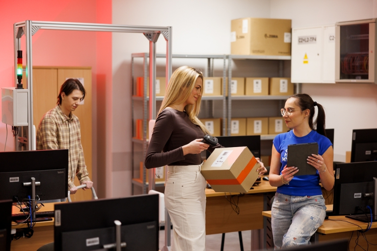 Logistyka intermodalna | Studia I stopnia w Gdyni | Uniwersytet WSB Merito Gdynia: Studenci w magazynie z kartonami