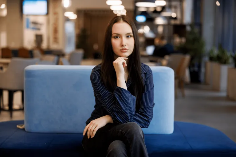 Psychologia w biznesie | Studia I stopnia w Gdyni | Uniwersytet WSB Merito Gdynia: Portret studentki w holu