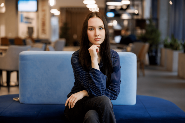 Psychologia w biznesie | Studia I stopnia w Gdyni | Uniwersytet WSB Merito Gdynia: Portret studentki w holu