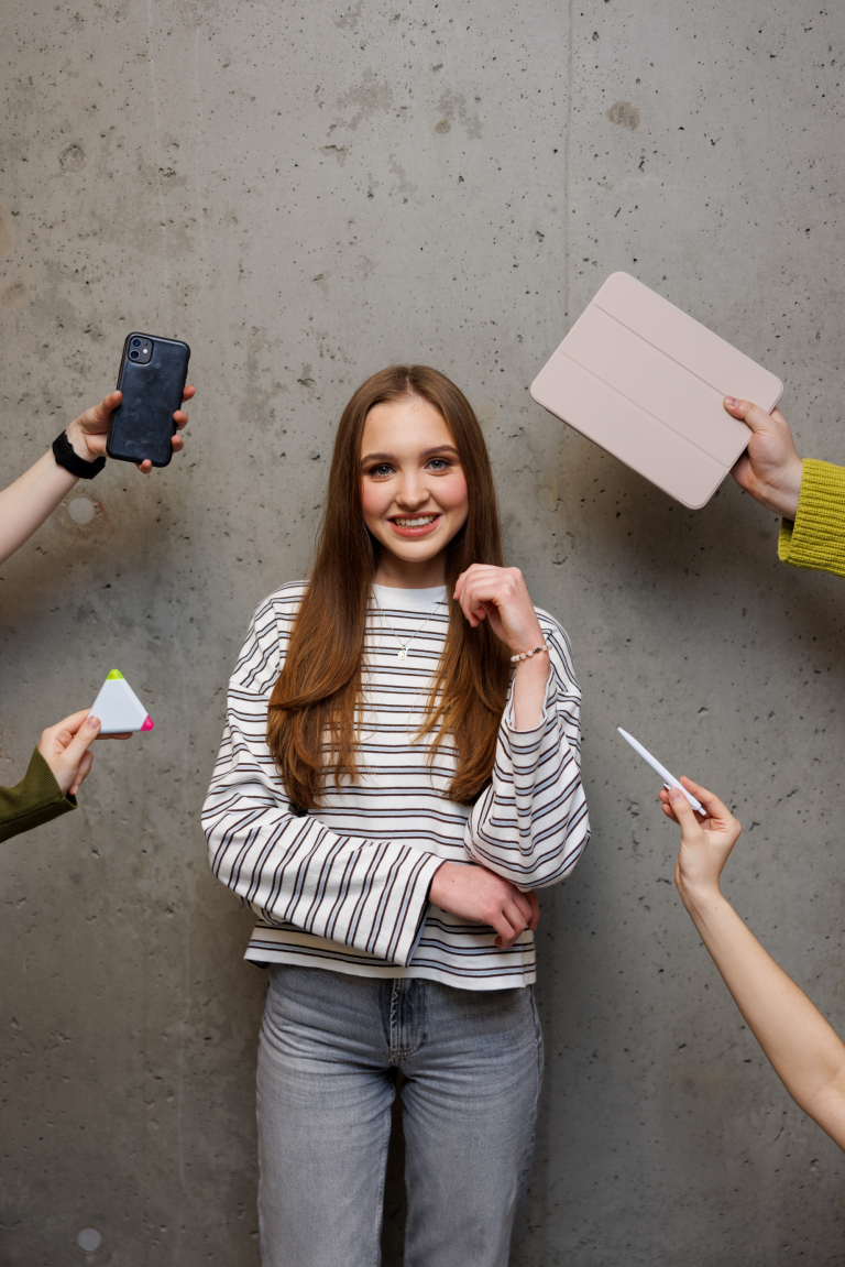 Szkoły | Uniwersytet WSB Merito Gdynia: Studentka z atrybutami 