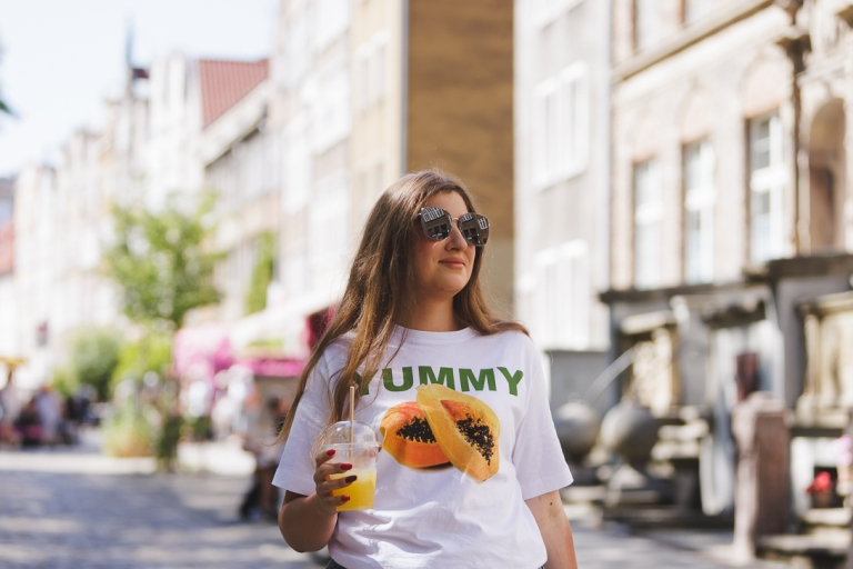 Bezpieczeństwo systemów informatycznych | Studia I stopnia w Gdyni | Uniwersytet WSB Merito Gdynia: Dziewczyna w koszulce z napisem "yummy"