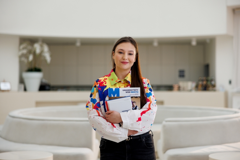 Profilowanie i analiza zachowań w biznesie | Studia podyplomowe w Gdyni | Uniwersytet WSB Merito Gdynia: Portret kobiety w kolorowej koszuli w jasnej przestrzeni 