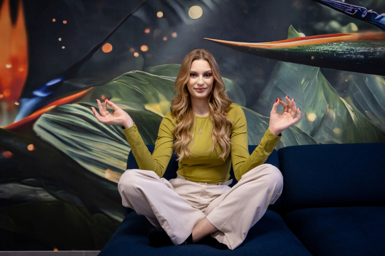 Wellbeing i nowoczesne środowisko pracy. Specjalista ds. dobrostanu | Studia podyplomowe w Gdyni | Uniwersytet WSB Merito Gdynia: Dziewczyna w pozycji lotosu