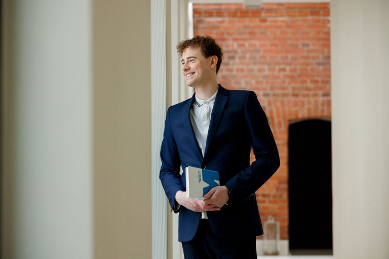 Digital Marketing Masterclass | Studia podyplomowe w Gdyni | Uniwersytet WSB Merito Gdynia: Mężczyzna w garniturze, zdjęcie biznesowe z uśmiechem