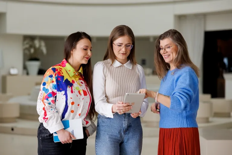 Programista JavaScript z wykorzystaniem AI | Studia podyplomowe w Gdyni | Uniwersytet WSB Merito Gdynia: Trzy kobiety rozmawiają o zagadnieniu 