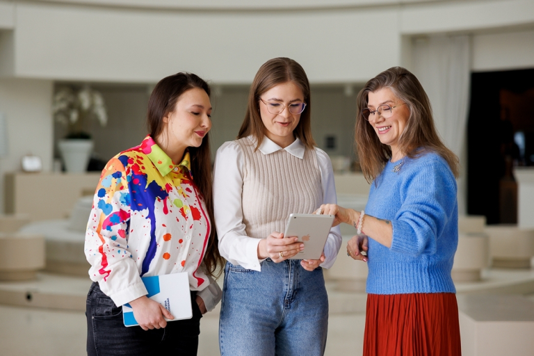Psychologia sukcesu zawodowego z elementami coachingu | Studia podyplomowe w Gdyni | Uniwersytet WSB Merito Gdynia: Trzy kobiety rozmawiają o zagadnieniu 