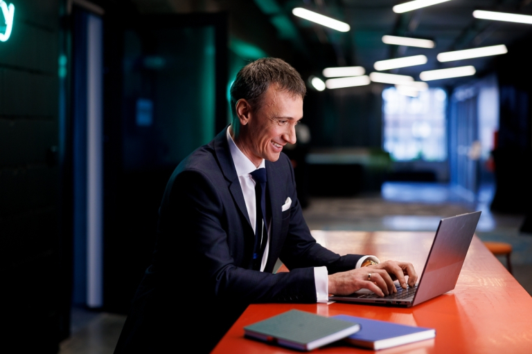 Zarządzanie środowiskiem i ESG z certyfikatem Audytora Wewnętrznego ISO 14001 | Studia podyplomowe w Gdyni | Uniwersytet WSB Merito Gdynia: Mężczyzna w garniturze przy laptopie