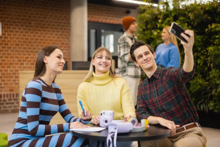 Język angielski w biznesie | Studia I stopnia w Gdyni | Uniwersytet WSB Merito Gdynia: Trójka studentów robi sobie selfie