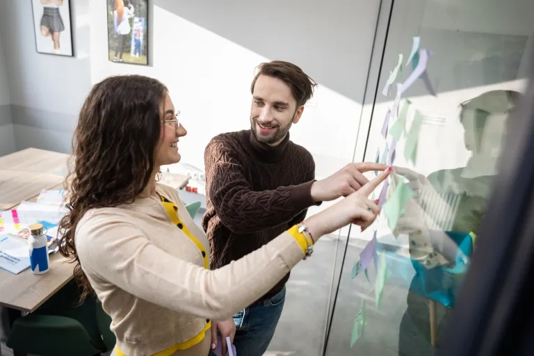 Wyniki wyszukiwania | Uniwersytet WSB Merito Gdynia: para patrzy na siebie przy tablicy 