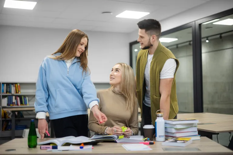 Trzech studentów w sali wykładowej