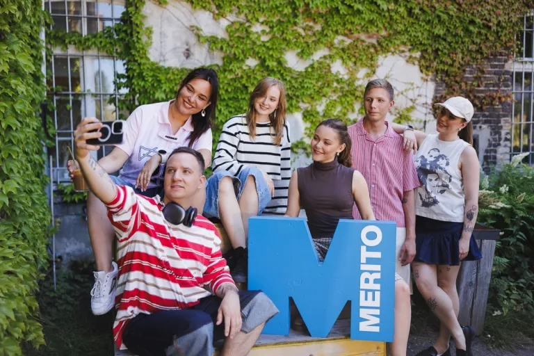 Studenci robią sobie selfie z sygnetem M