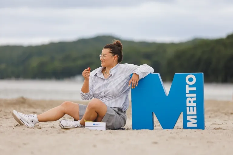 Turystyka żeglarska i sporty motorowodne | Uniwersytet WSB Merito Gdynia: Studentka na plaży z sygnetem M