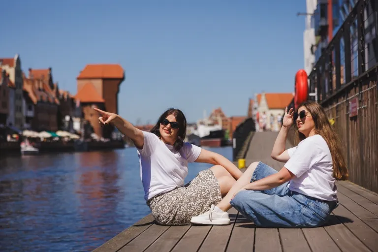 Turystyka żeglarska i sporty motorowodne | Uniwersytet WSB Merito Gdynia: Studentki na deptaku koło Żurawia w Gdańsku