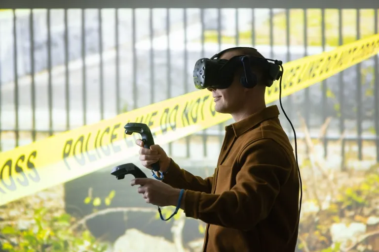 Bezpieczeństwo wewnętrzne | Uniwersytet WSB Merito Gdynia: Student w googlach vr