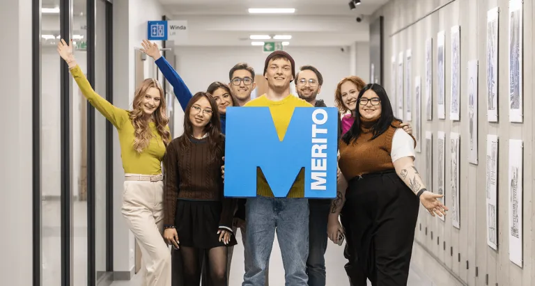 Sukces akcji „Drzewko za eLegitymację” – dzięki Wam posadzimy aż 5000 drzew! | Aktualności | Uniwersytet WSB Merito Gdynia: Studenci z logo Merito