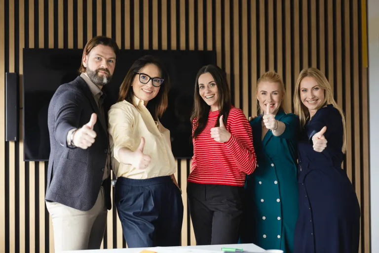 Weź udział w sesji zdjęciowej i zostań twarzą Uniwersytetu! | Aktualności | Uniwersytet WSB Merito Gdynia: Grupa słuchaczy SP z kciukami w górze