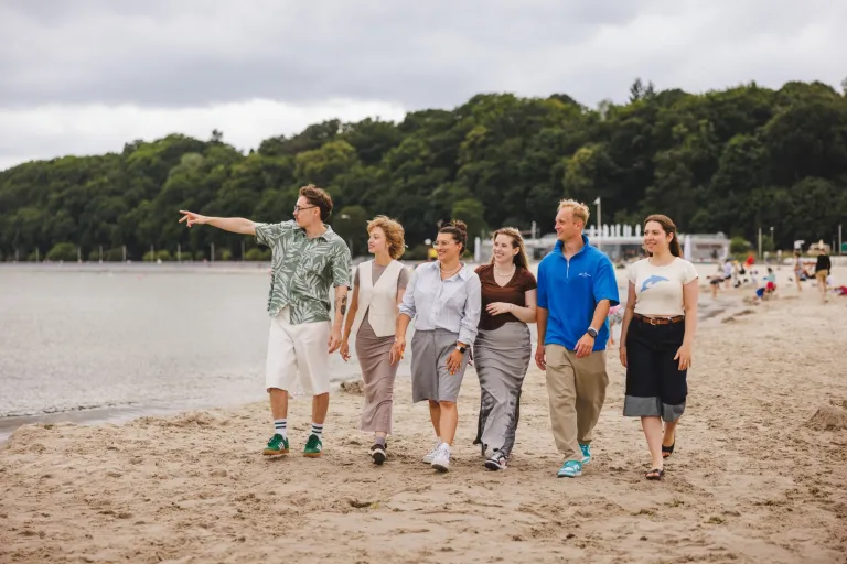 Studenci idą plażą w Gdyni