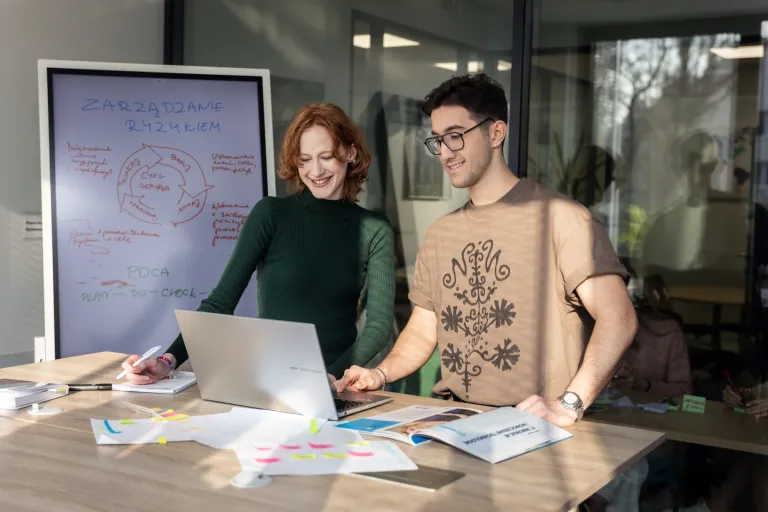 Administracja publiczna | Uniwersytet WSB Merito Gdynia: Studenci przy laptopie na warsztatach w bibliotece