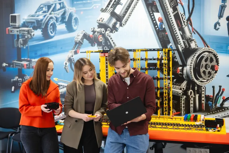 Logistyka | Studia I stopnia w Gdyni | Uniwersytet WSB Merito Gdynia: Studenci w laboratorium logistycznym