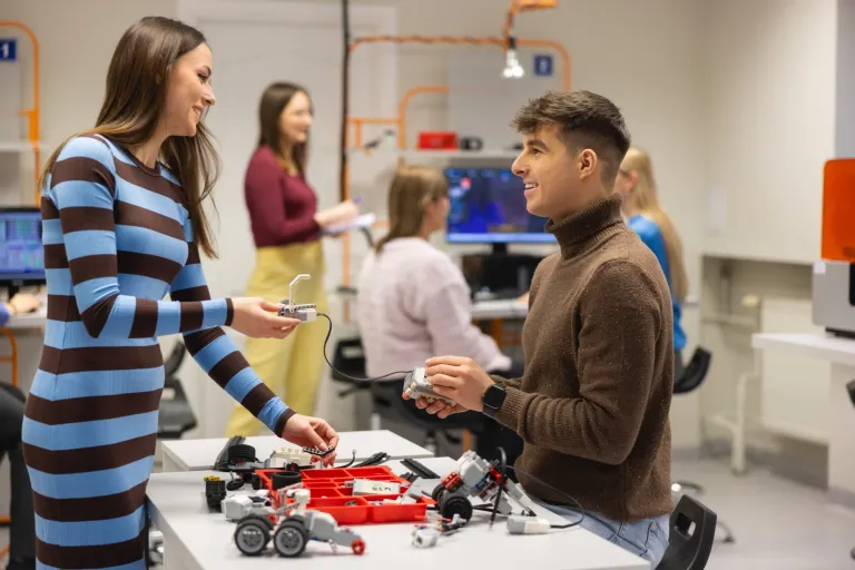 Studenci podczas warsztatów z logistyki