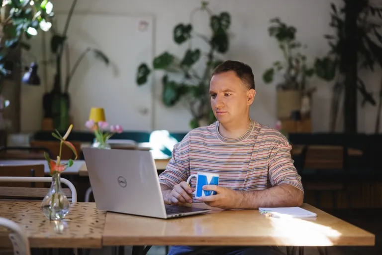 Student w kawiarni przy laptopie