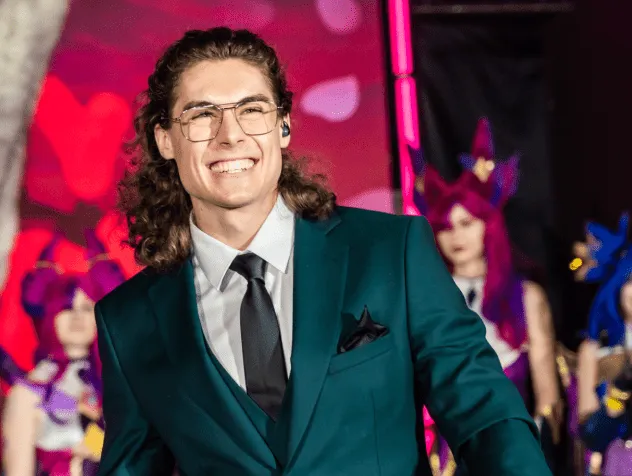 „Jak nie spalić się w ogniu presji ocen i matury?” – wykład dla maturzystów z Wojciechem Wróblem | Aktualności | Uniwersytet WSB Merito Gdynia: Uśmiechnięty chłopak w garniturze