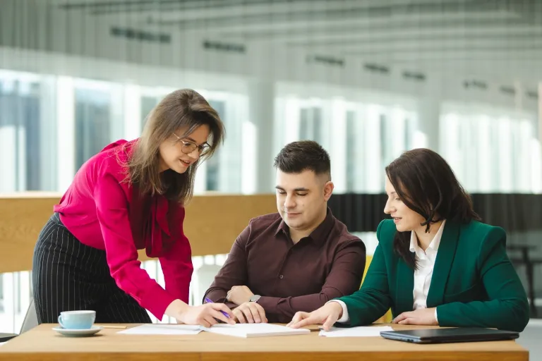 Kultura i literatura Australijska i Nowozelandzka | Studia I stopnia w Gdyni | Uniwersytet WSB Merito Gdynia: Kobieta tłumaczy coś dwójce studentów SP