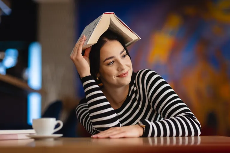 Zarządzanie projektami | Studia I stopnia w Gdyni | Uniwersytet WSB Merito Gdynia: Studentka z otwartą książką na głowie