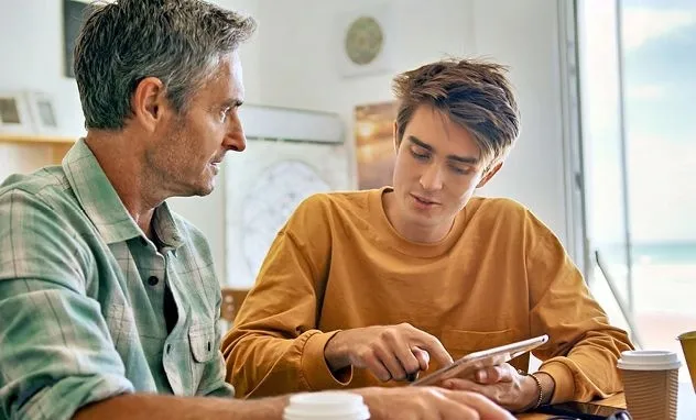 Wsparcie dla rodziców maturzystów | Aktualności | Uniwersytet WSB Merito Gdynia: Ojciec z synem