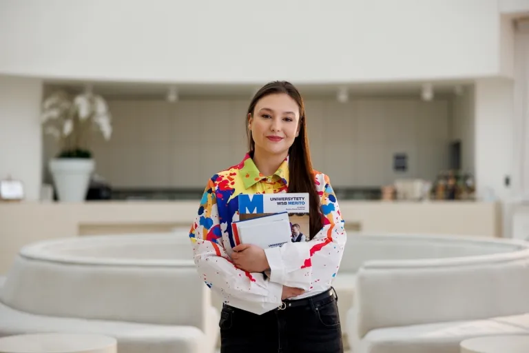 Portret kobiety w kolorowej koszuli w jasnej przestrzeni 