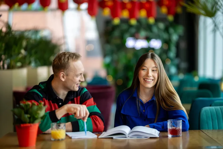 Student i studentka nad książką
