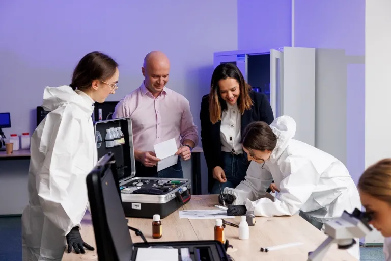 Bezpieczeństwo wewnętrzne | Studia I stopnia w Gdyni | Uniwersytet WSB Merito Gdynia: Studenci w laboratorium kryminologii 