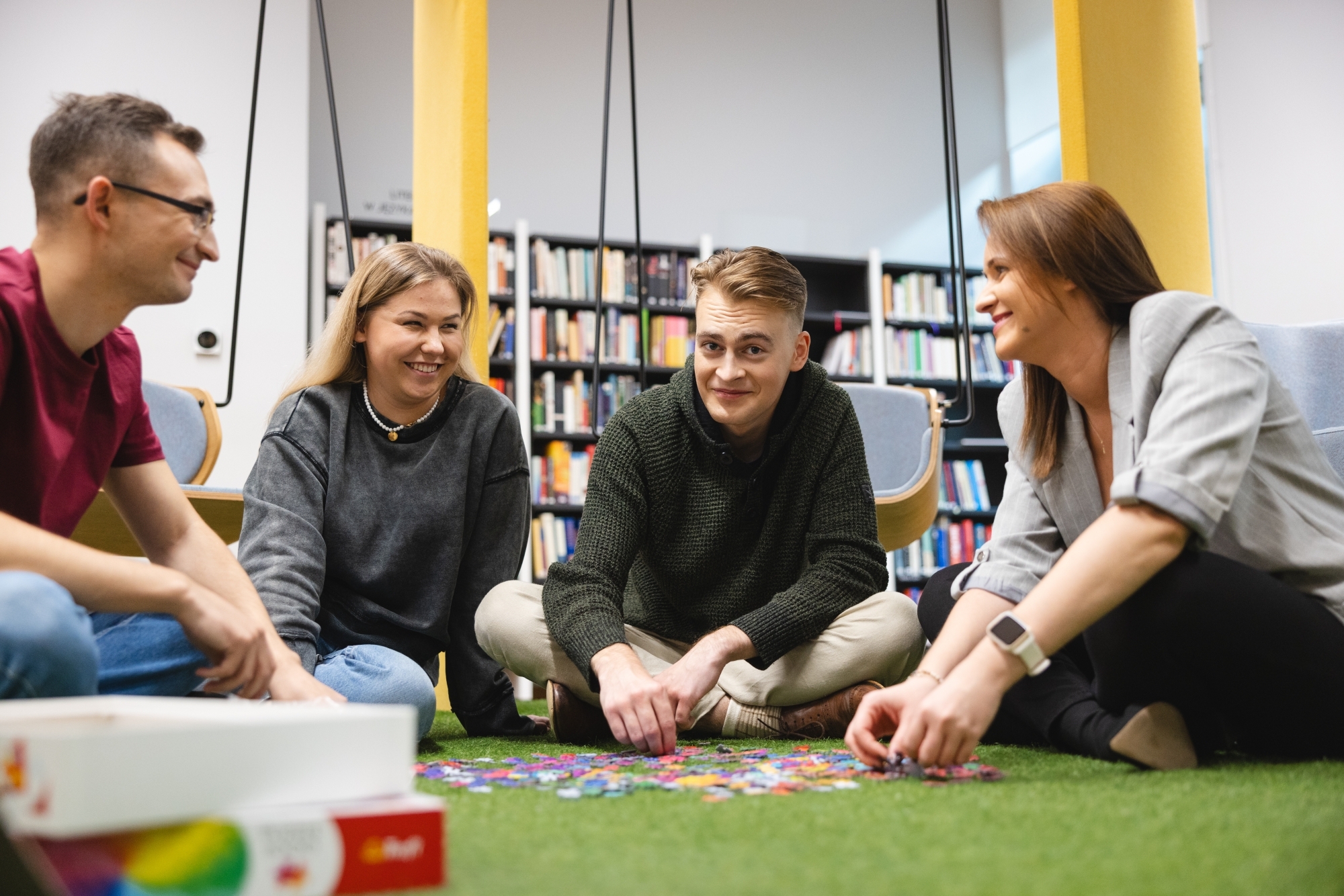 Grupa osób układająca puzzle