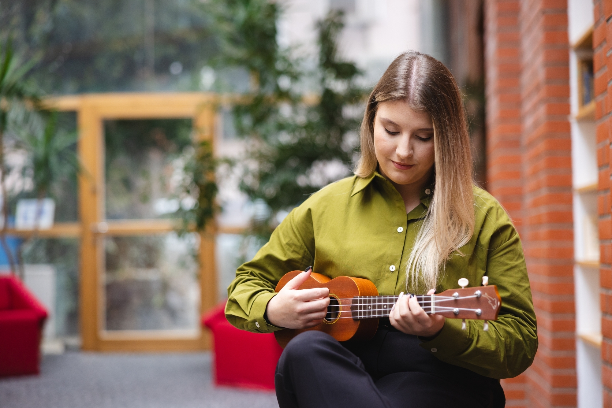 Dziewczyna grająca na ukulele