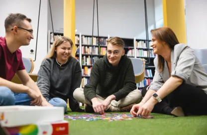 Poradniki - dzielimy się wiedzą | Uniwersytet WSB Merito: Grupa osób układająca puzzle