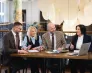 Zaplanuj wakacje marzeń | Blog "okiem praktyków" | Uniwersytet WSB Merito: czterech uczestników MBA siedzi przy stole i rozmawia- Uniwersytety WSB Merito