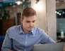 Zaplanuj wakacje marzeń | Blog "okiem praktyków" | Uniwersytet WSB Merito: Mężczyzna pracujący przy komputerze