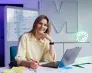 Wszyscy jak jeden? Rola social mediów w kształtowaniu codziennych potrzeb Polaków | Blog "okiem praktyków" | Uniwersytet WSB Merito: Kobieta przy biurku z laptopem