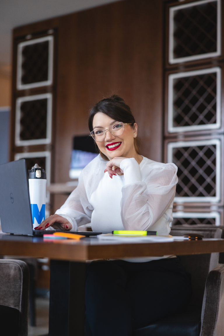 Oferty pracy na uniwersytecie | Uniwersytet WSB Merito: Kobieta przy komputerze