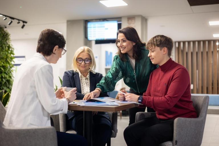 Wpływ społeczny | Uniwersytet WSB Merito: Grafika_główna_Merito_wpływ_społeczny