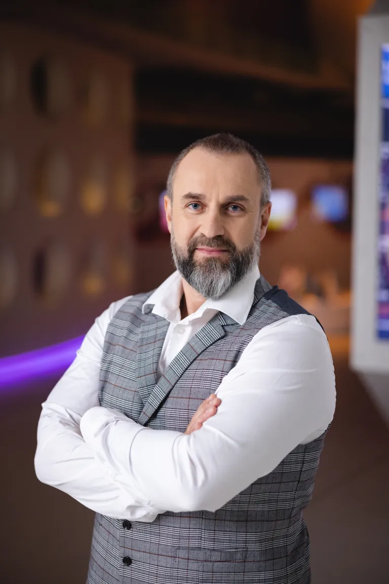 Złudzenie kontroli, czy realny wpływ? | Blog "okiem praktyków" | Uniwersytet WSB Merito: Mężczyzna w średnim wieku stojący z założonymi rękami