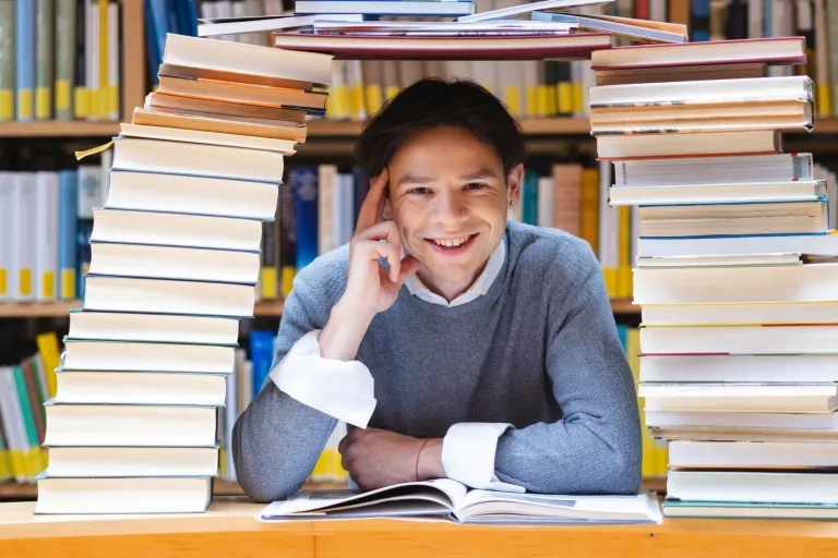 Co dają programiście studia informatyczne? | Uniwersytet WSB Merito: Student w bibliotece