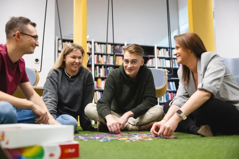 Najtrudniejsze i najłatwiejsze kierunki studiów. Wyzwanie czy droga na skróty | Uniwersytet WSB Merito: Grupa osób układająca puzzle