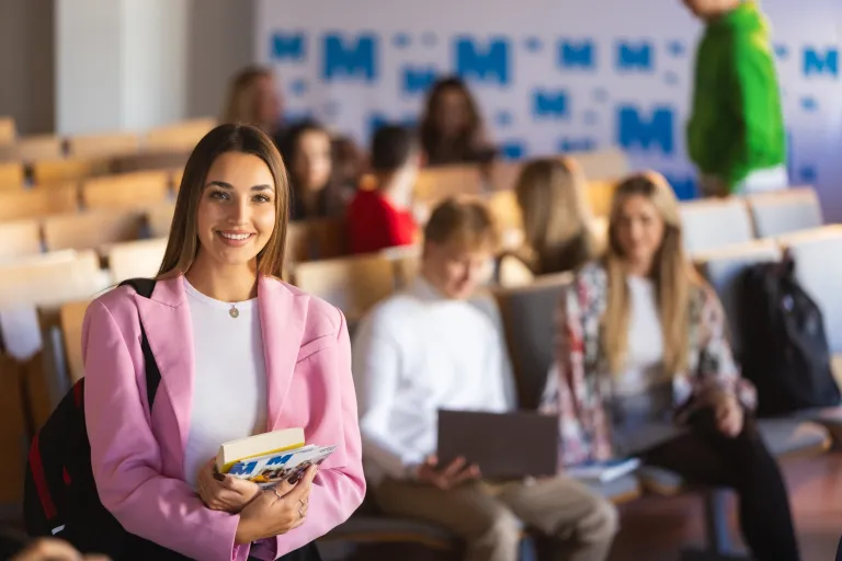 Kierunki studiów bez matematyki i fizyki. Czy istnieją studia bez matmy? | Uniwersytet WSB Merito: Kobieta w sali wykładowej