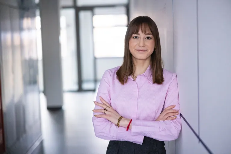 Nietrafione studia? Kiedy i jak zmienić kierunek studiów na inny | Uniwersytet WSB Merito: Kobieta stojąca w korytarzu