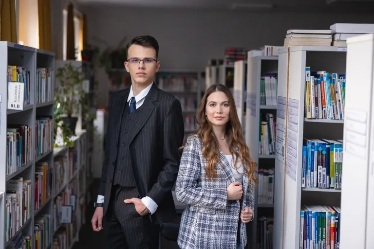 Dyplom licencjata - jakie daje możliwości? | Uniwersytet WSB Merito: Główna grafika: Dwie osoby w blibliotece