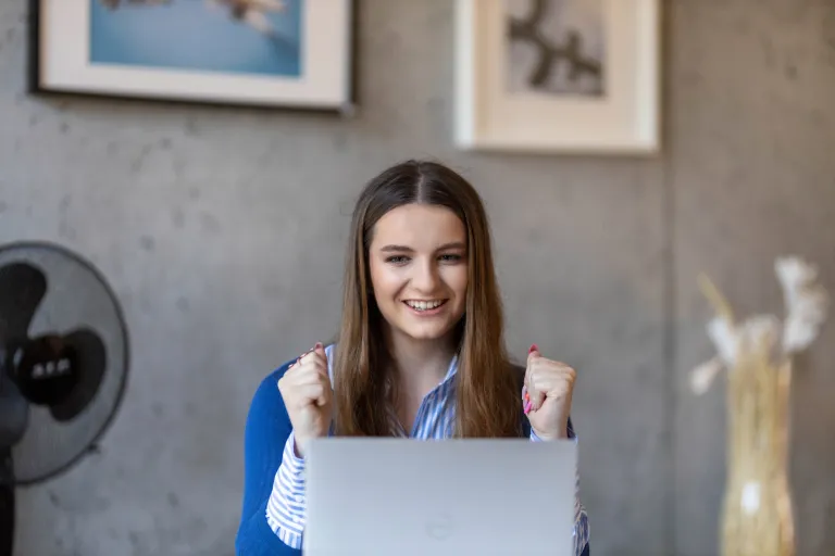 Tanie studia. Na czym i jak oszczędzać na studiach? | Uniwersytet WSB Merito: Dziewczyna przy laptopie